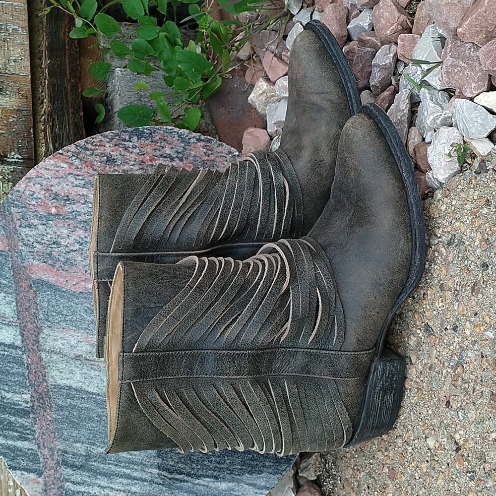 Western-Inspired Women's Short Boot in Silver/Grey